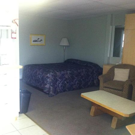 Raccoon Lodge Motel Sylvan Lake Ruang foto