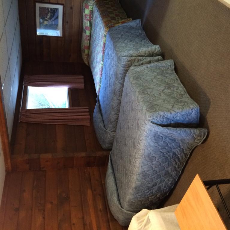 Raccoon Lodge Motel Sylvan Lake Ruang foto