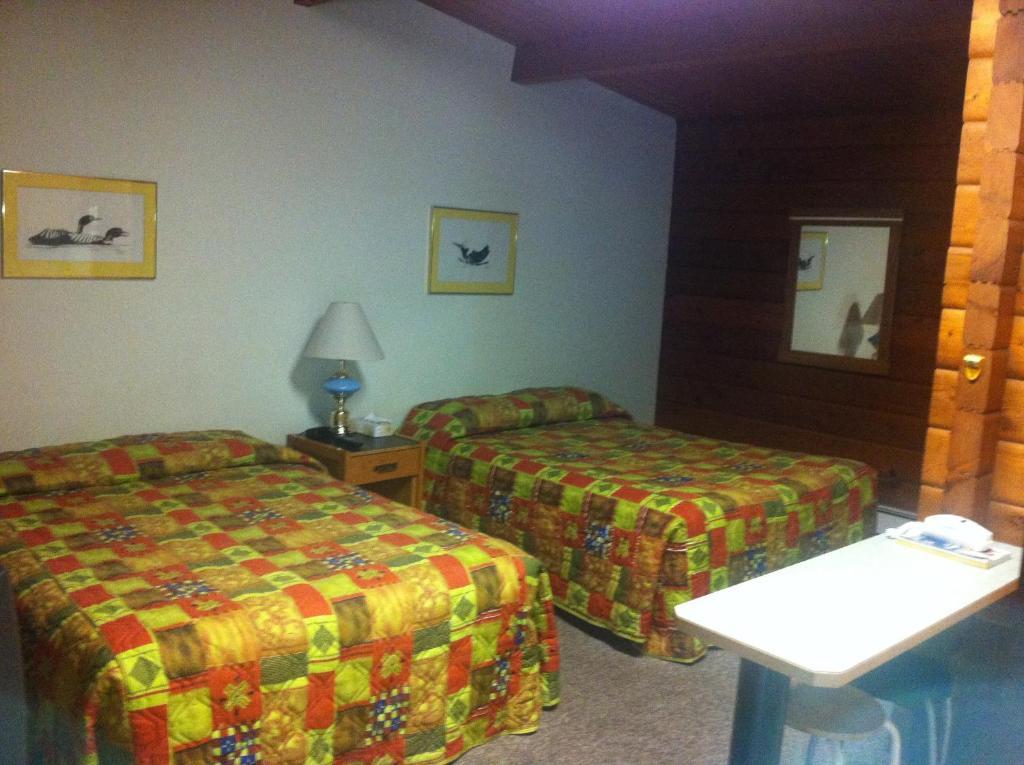 Raccoon Lodge Motel Sylvan Lake Ruang foto