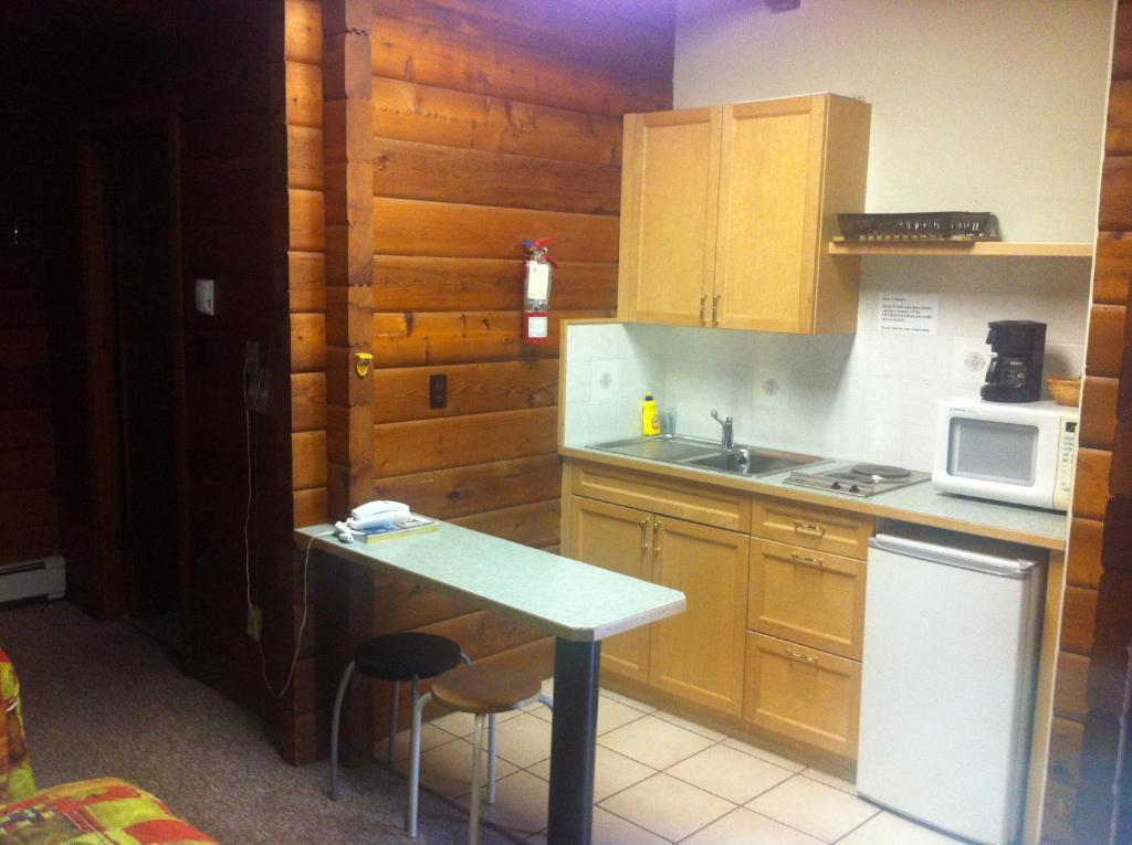 Raccoon Lodge Motel Sylvan Lake Ruang foto