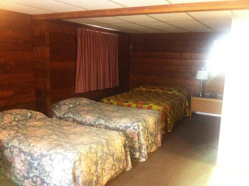 Raccoon Lodge Motel Sylvan Lake Ruang foto