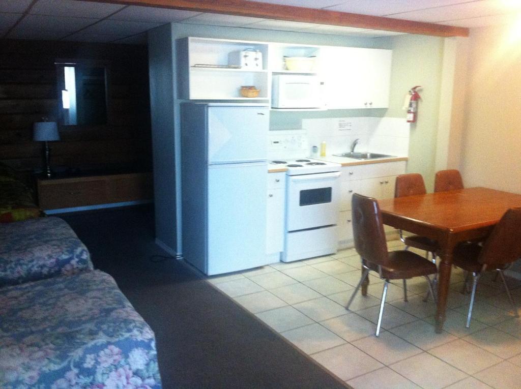 Raccoon Lodge Motel Sylvan Lake Ruang foto