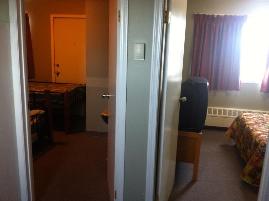 Raccoon Lodge Motel Sylvan Lake Ruang foto