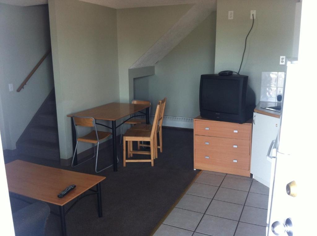 Raccoon Lodge Motel Sylvan Lake Ruang foto