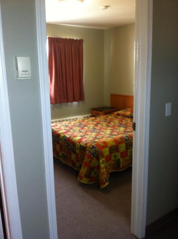 Raccoon Lodge Motel Sylvan Lake Ruang foto