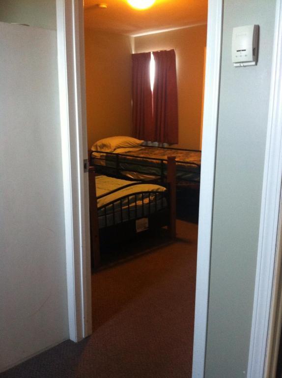 Raccoon Lodge Motel Sylvan Lake Ruang foto