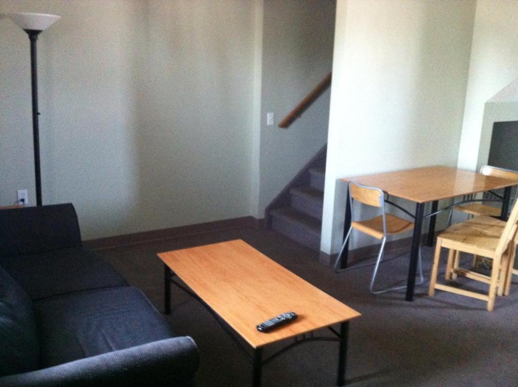 Raccoon Lodge Motel Sylvan Lake Ruang foto