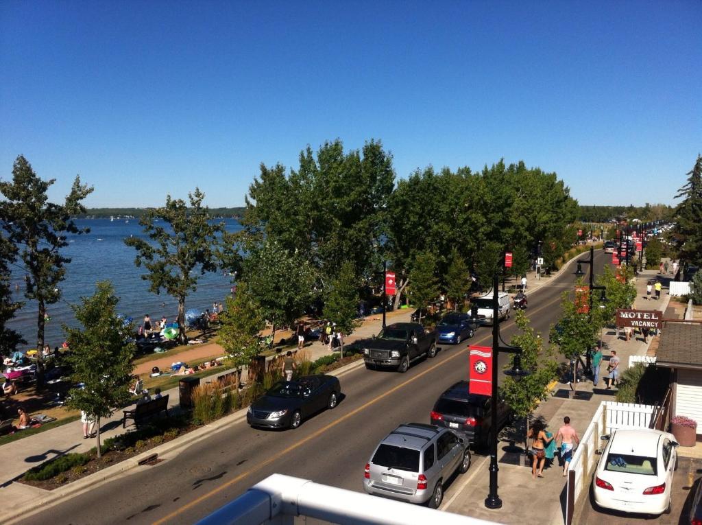 Raccoon Lodge Motel Sylvan Lake Bagian luar foto