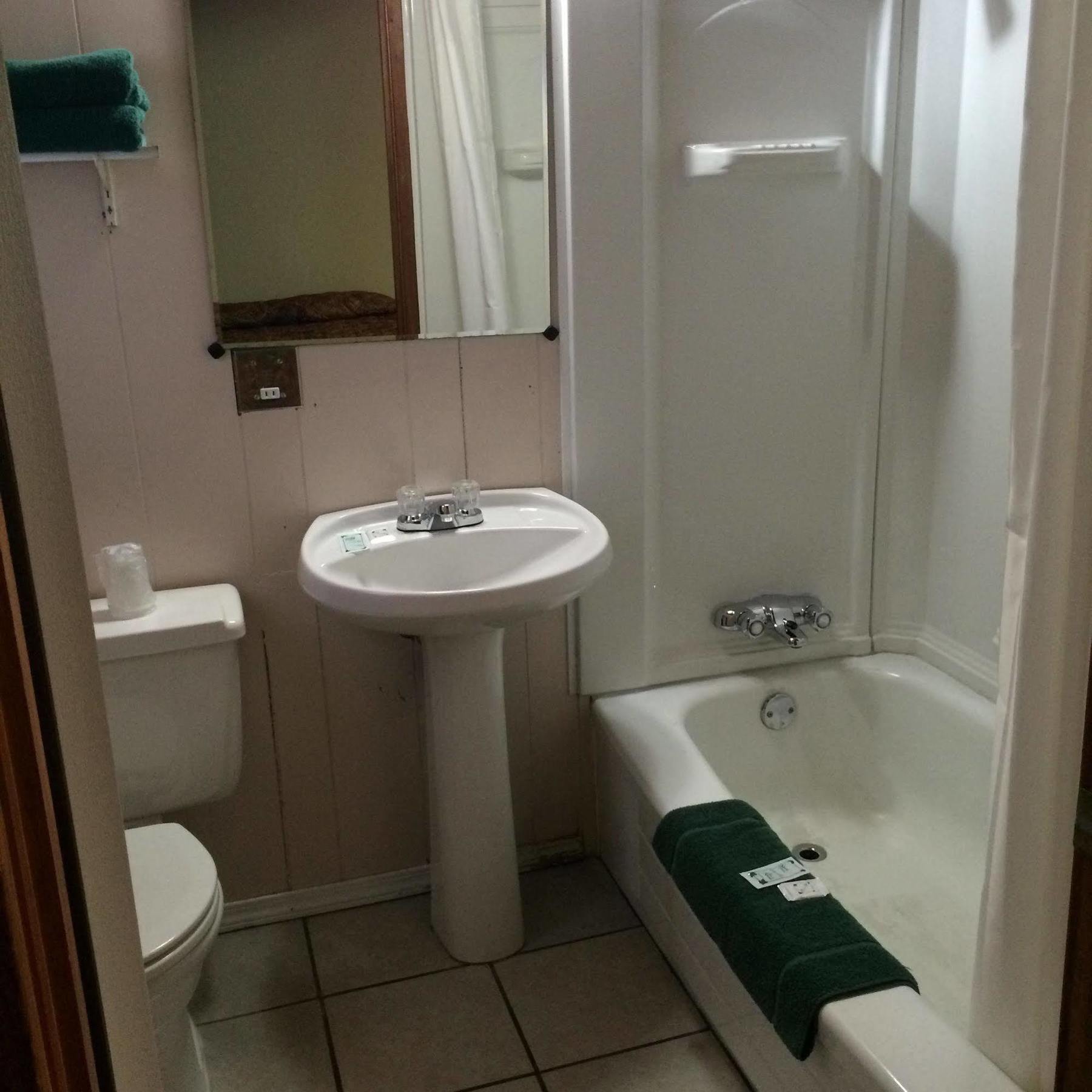 Raccoon Lodge Motel Sylvan Lake Bagian luar foto