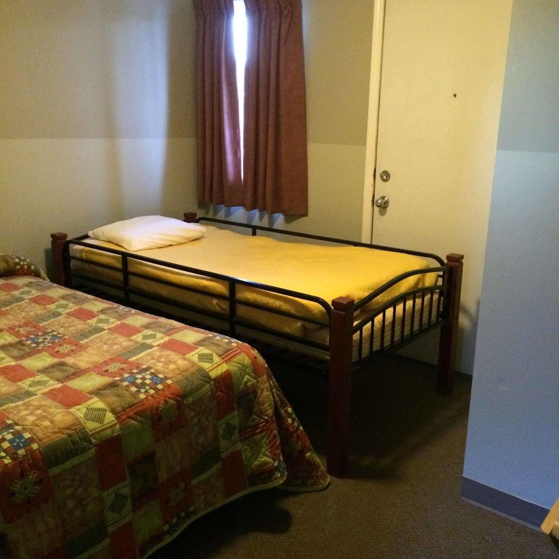 Raccoon Lodge Motel Sylvan Lake Bagian luar foto