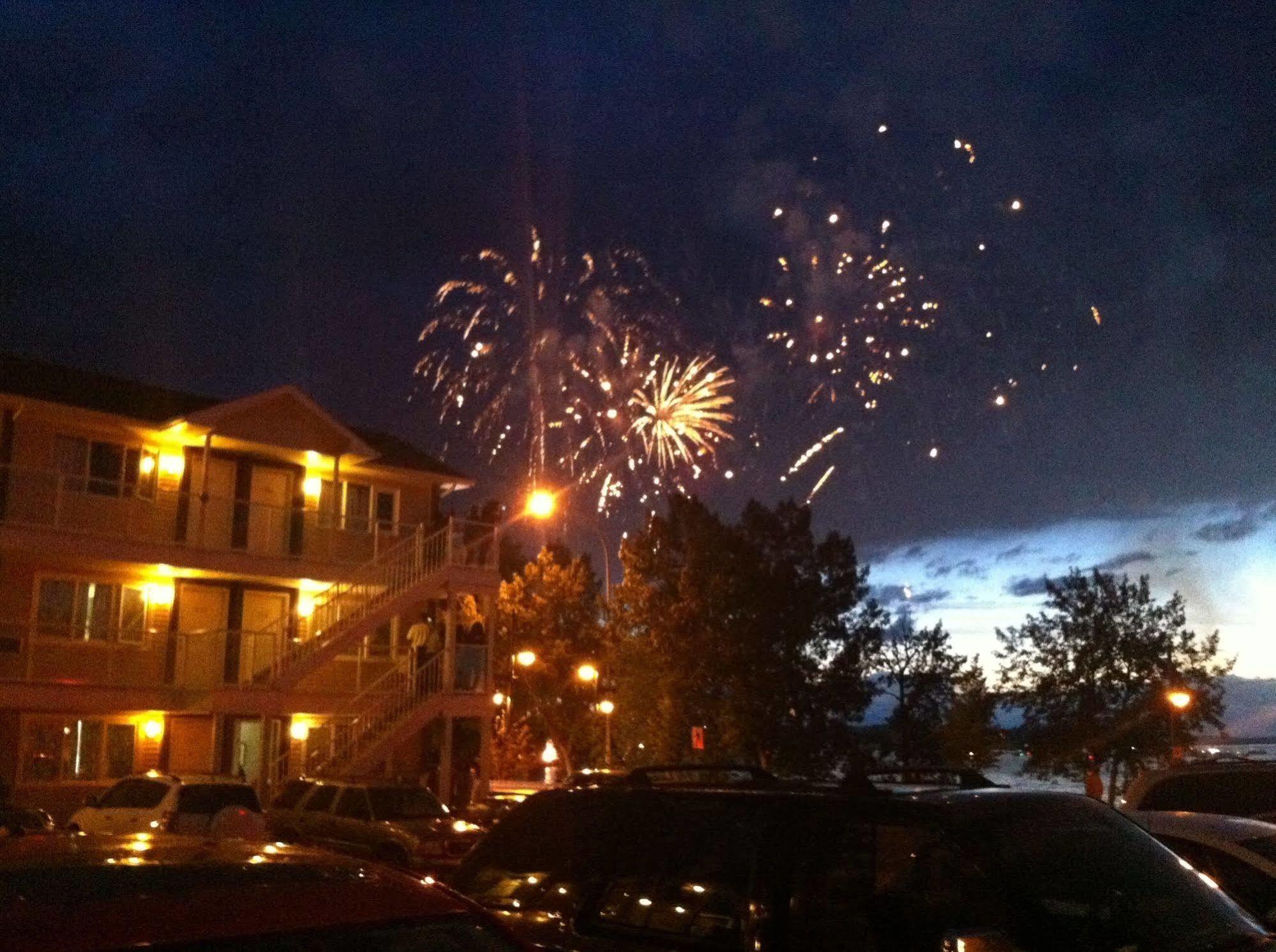 Raccoon Lodge Motel Sylvan Lake Bagian luar foto